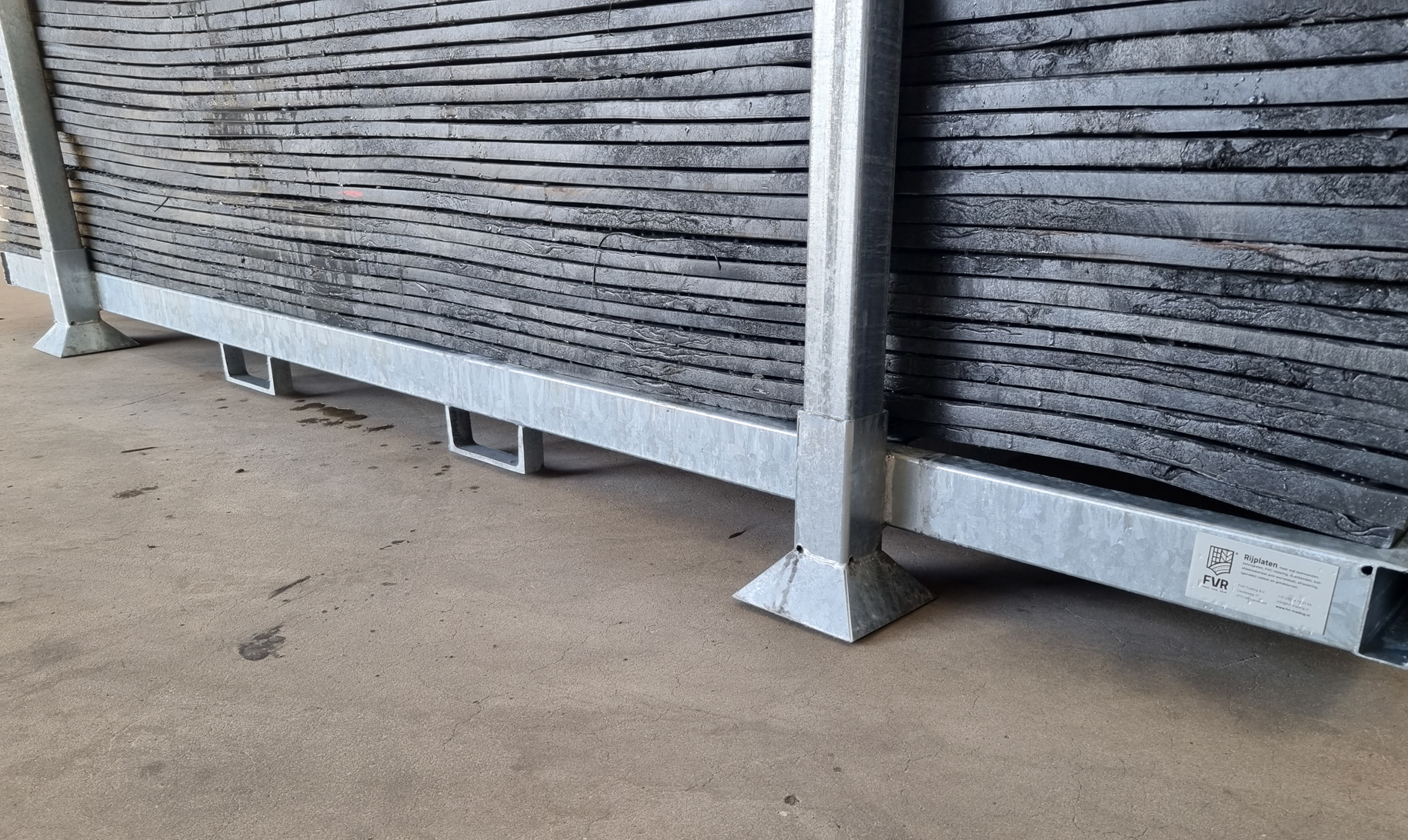 Stapelbox gefüllt mit Fahrplatten - 300x100x2cm - DS - Fotos 3